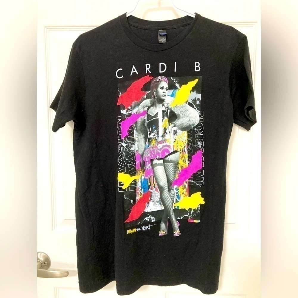 𝅺cardi B INVASION OF PRIVACY BLACK T-SHIRT  - Size Medium